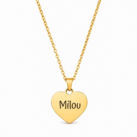 Gouden hartvormige ketting met de naam 'Milou'. Geïsoleerd op een witte achtergrond.