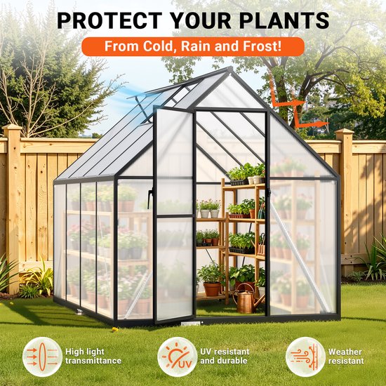 Glazen kas met zwart frame, met plantenbakken binnenin, in een tuin.