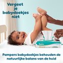 Een baby wordt verschoond. Pampers babydoekjes met de tekst "Pampers babydoekjes behouden de natuurlijke balans van de huid."