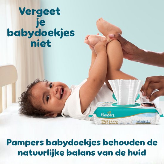 Een baby wordt verschoond. Pampers babydoekjes met de tekst "Pampers babydoekjes behouden de natuurlijke balans van de huid."