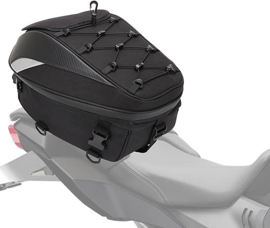 Sacoche de selle de moto noire avec bande réfléchissante et cordon élastique sur une selle de moto.