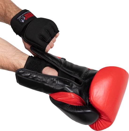 Hand met zwarte vingerloze handschoen en rode bokshandschoen.