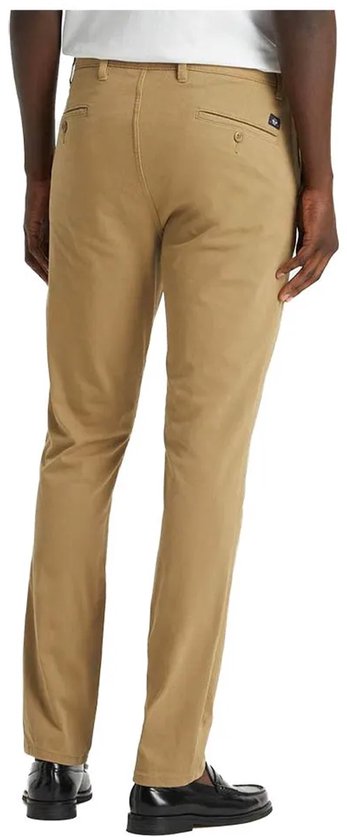 Achterkant van een man in een beige chino broek, met twee achterzakken en een klein logo.