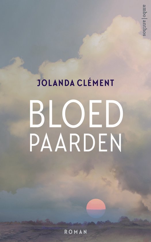 Boek 'Bloedpaarden' van Jolanda Clément, met een roman-cover tegen een lucht met wolken en ondergaande zon.