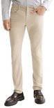 Man in beige corduroy broek, voorkant, met licht gestreepte blouse en bruine schoenen.