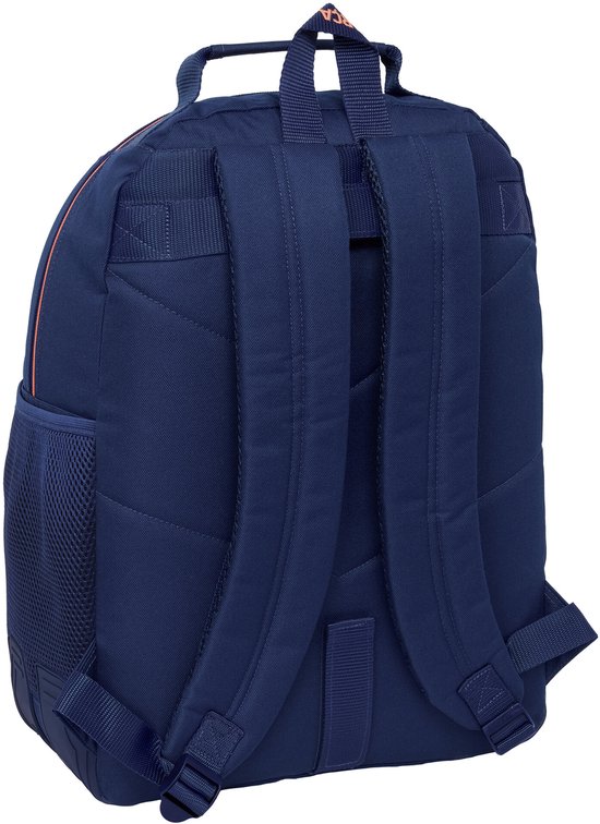 Achterkant van een donkerblauwe rugzak met oranje accenten, mesh zijvak en verstelbare banden.
