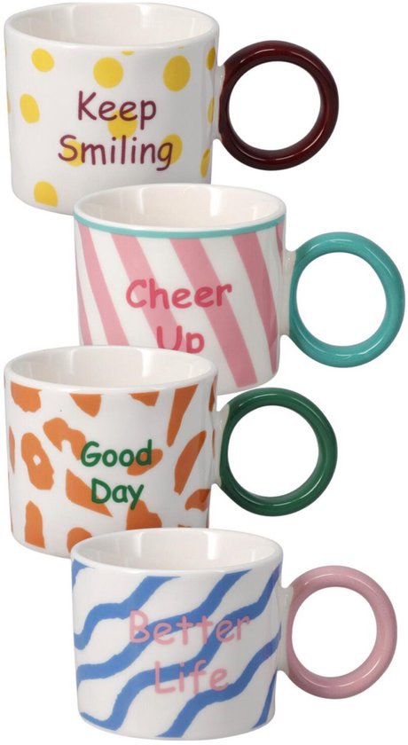 Vier mokken met cirkelvormige handvatten. Eén met gele stippen en 'Keep Smiling', één met roze en witte strepen en 'Cheer Up', één met oranje vlekken en 'Good Day', één met blauwe golven en 'Better Life'.