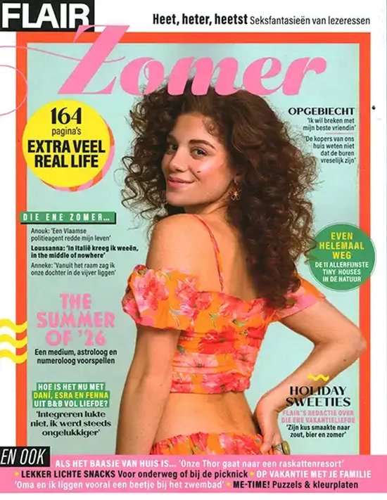 Flair Zomerboek 2026 met vrouw met krullend haar in oranje bloemen top.