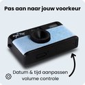 Zwarte Campsnap camera met denim voorpaneel, te zien van de zijkant. Achterkant met display en knoppen.