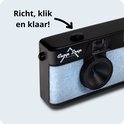 Zwarte Campsnap camera met denim voorpaneel en 'Camp Snap' logo. Zwarte ontspanknop bovenop.