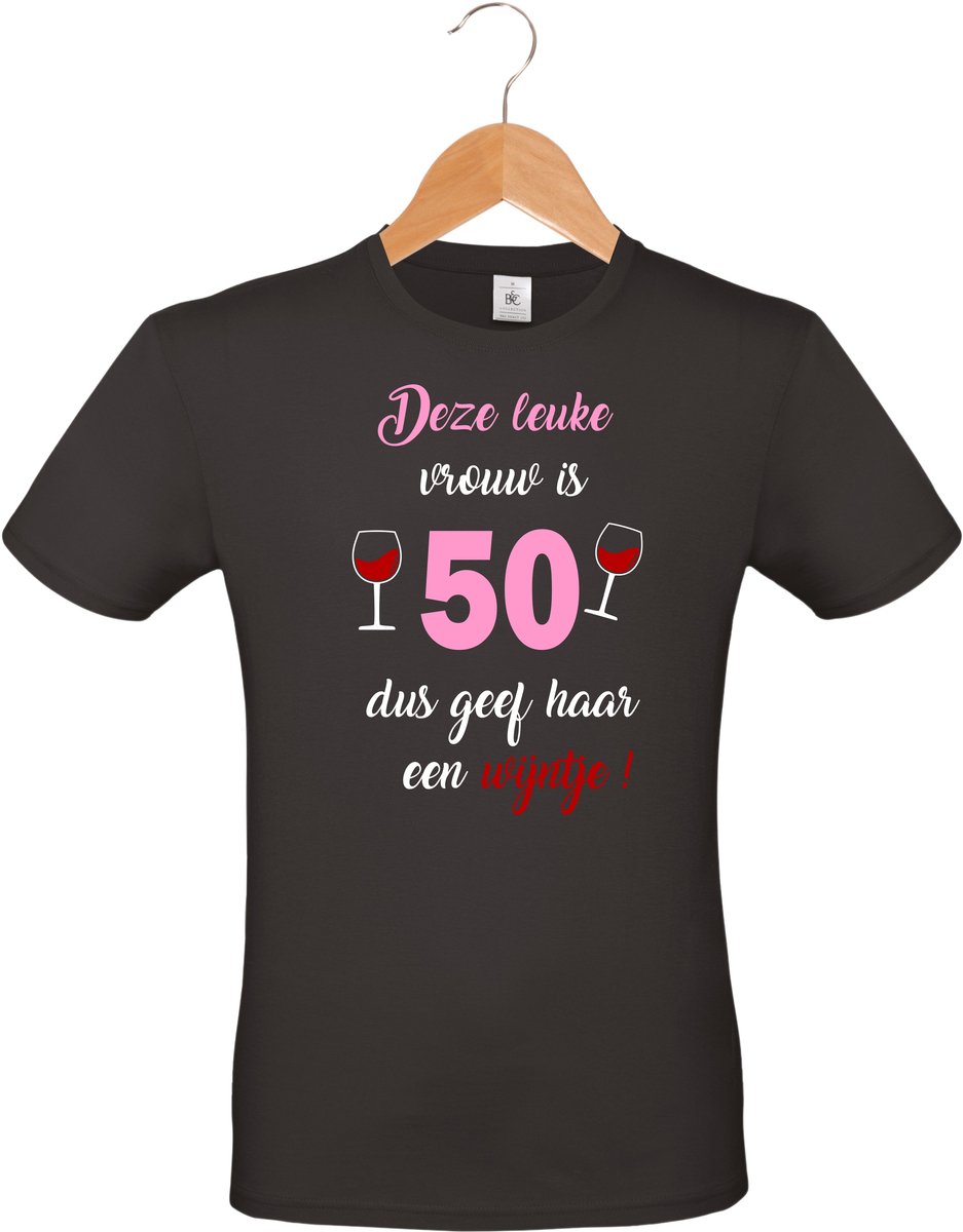 mijncadeautje - T-shirt unisex - zwart - verjaardag - feestje - cadeautje - Deze leuke vrouw is 60, dus geef haar een wijntje - maat L