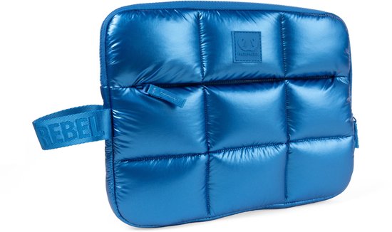 Housse d'ordinateur portable matelassée bleu cobalt brillant avec une boucle en tissu.