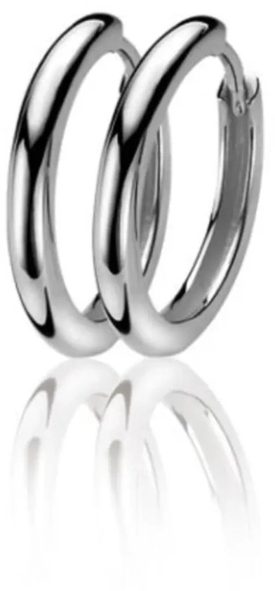 Gladde, zilverkleurige oorringen, 17 x 2 mm, met luxe klapsluiting.