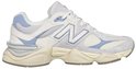 Lichtgrijze New Balance 9060 sneaker met beige en lichtblauwe overlays en een crèmekleurige tussenzool.