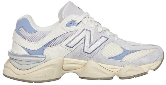 Lichtgrijze New Balance 9060 sneaker met beige en lichtblauwe overlays en een crèmekleurige tussenzool.