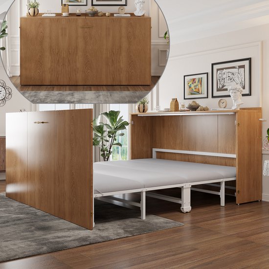 Houten opklapbed, deels uitgeklapt, met grijs matras. Deuren staan open.