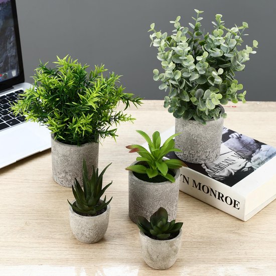 Vier kunstplanten met potten, waaronder een groene struik, een eucalyptus plant en twee succulente planten.