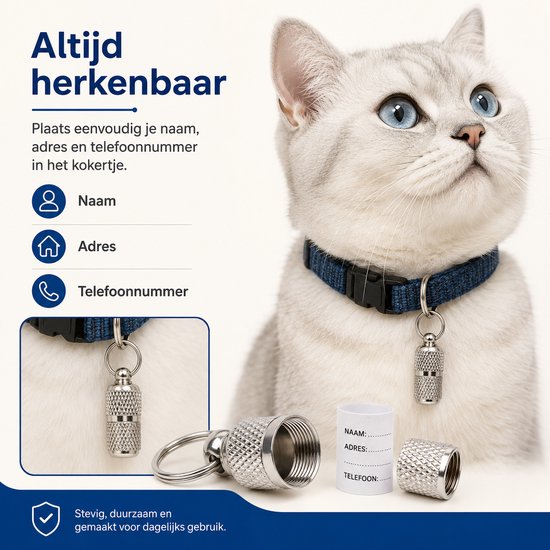 Zilverkleurige adreskoker aan halsband bij kat. Koker toont naam, adres en telefoon.