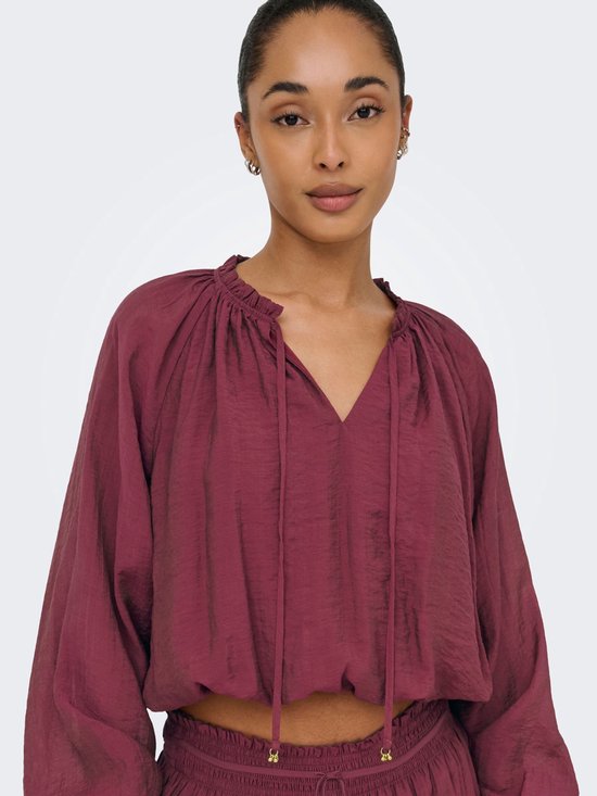 Bordeauxrode crop top met rucheskraag, strikdetail en ballonmouwen, gedetailleerd.
