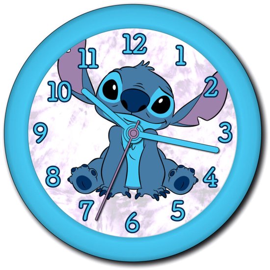 Blauwe kinderklok met Stitch, zittend op een witte, paarse tie-dye achtergrond.