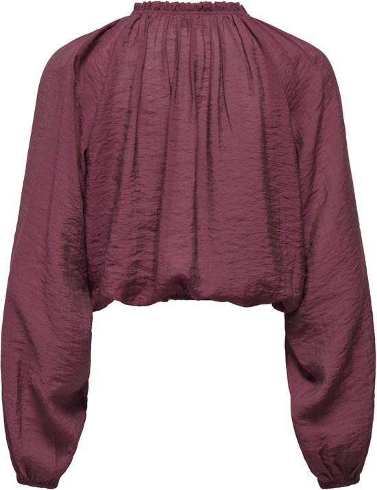 Achterkant van een bordeauxrode crop top met rucheskraag, strikdetail en ballonmouwen.
