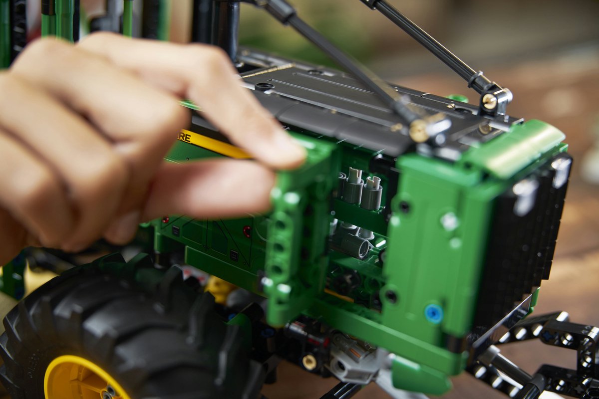 LEGO Technic John Deere 948L-II Skidder Voertuig Bouwpakket - 42157 – foto 8