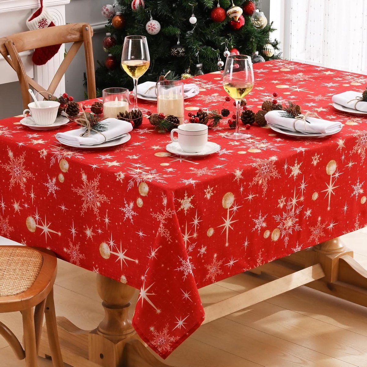 Kerst Tafelkleed Rood met Gouden Sneeuwvlokken en Sterren, Waterafstotend en Afneembaar, 140 x 240 cm voor Feestelijke Winterdecoratie