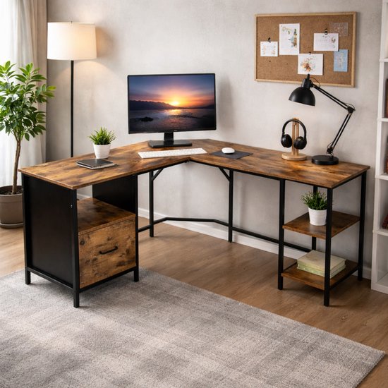 L-vormig hoekbureau met roodbruin houtlook blad, een lade en drie open vakken, ingericht met computer en accessoires.