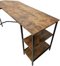 Detail van de drie open planken aan de zijkant van een L-vormig bureau met roodbruin houtlook blad en zwart metalen frame.