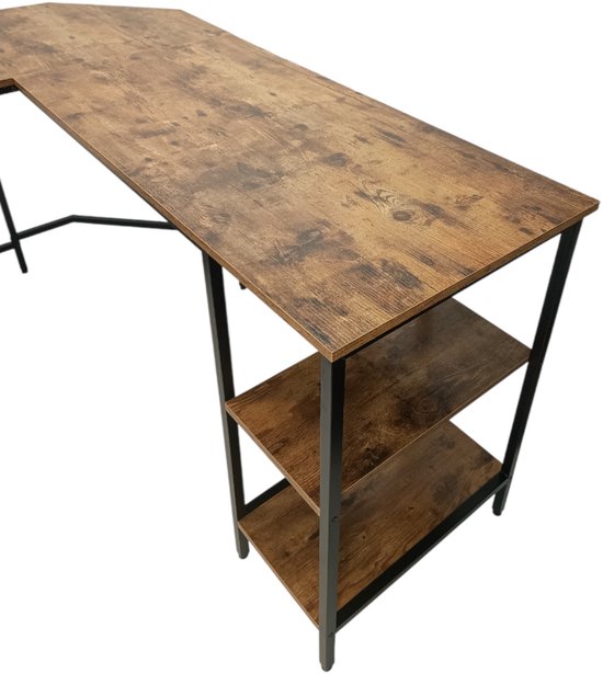 Detail van de drie open planken aan de zijkant van een L-vormig bureau met roodbruin houtlook blad en zwart metalen frame.