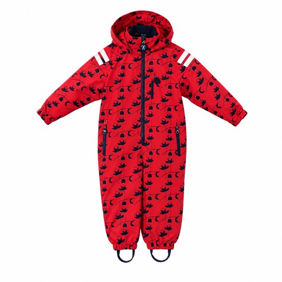 Rode regenoverall met donkerblauwe bloemenprint, capuchon, ritsen en witte strepen op de schouders. Staand model.