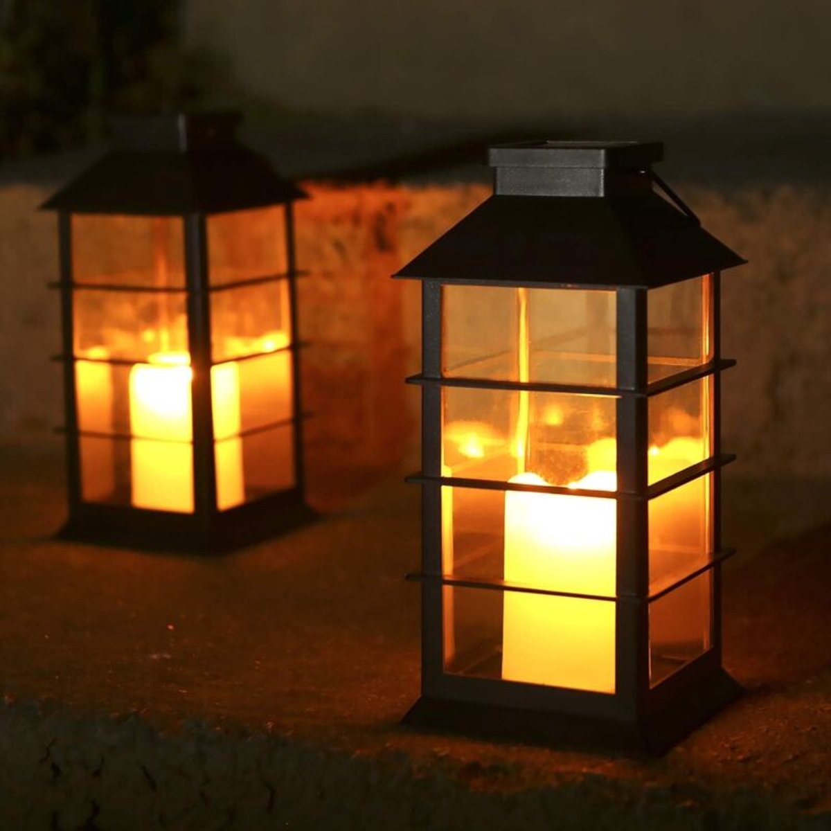 Een set van twee op zonne-energie werkende lantaarns geschikt voor lichteffecten. Buitenlampen op zonne-energie die in de tuin opgehangen kunnen worden.