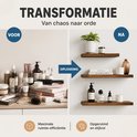 Comparaison avant/après : un comptoir encombré de produits de beauté transformé en trois étagères en bois organisées et décorées.