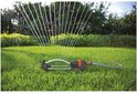 Zwenksproeier Aqua S op gras met sproeiende waterstralen.