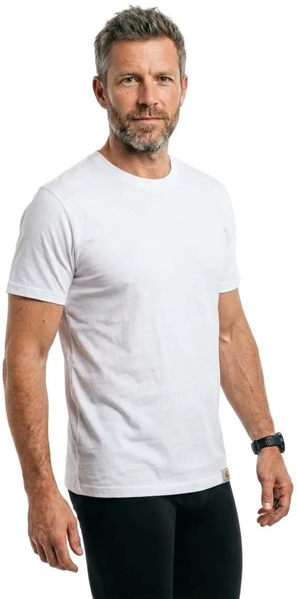Man met grijs haar en baard draagt een witte Carhartt T-shirt met korte mouwen.