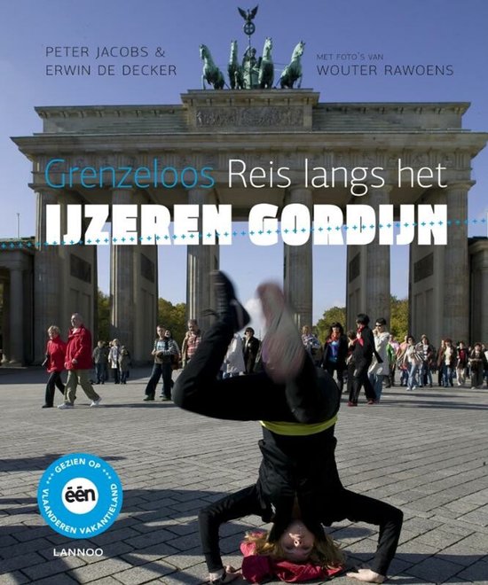 Brandenburger Tor met publiek en een handstand akrobaat op de voorgrond.