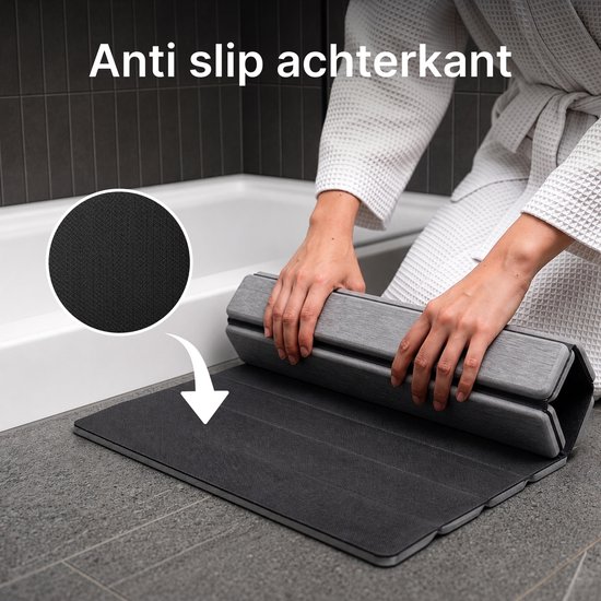 Grijze, opvouwbare badmat met antislip achterkant, getoond in badkamer.