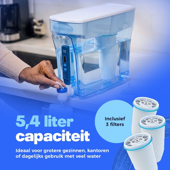 Une personne utilisant une carafe filtrante ZeroWater. Texte : « Capacité de 5,4 litres »