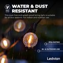 Water- en stofdicht lichtsnoer (IP54-rating) met regendruppels op de bolvormige LED-lampjes.