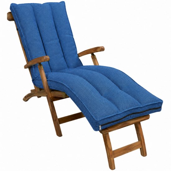Blauw gestreept ligbedkussen op een houten ligstoel, geïsoleerd op witte achtergrond.