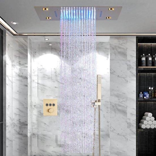 Gouden douchekop met LED verlichting, water in een regen.