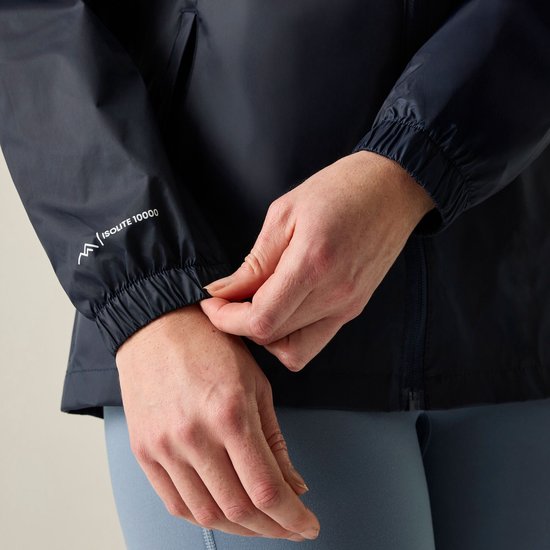 Close-up van de mouw van een donkerblauwe jas met opschrift 'ISOLITE 10000'.