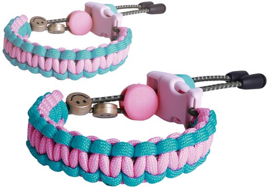Twee gevlochten armbanden in roze en turquoise met plastic gespen en emoji-kralen.