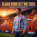 Man in lichtblauw retro Oranje jack op het veld van een stadion, omringd door juichende fans met Nederlandse vlaggen. Jas heeft strepen en leeuw embleem.
