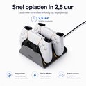 Oplaadstation voor PS5 controllers in grijs met twee witte controllers erop, en opladen in 2,5 uur.