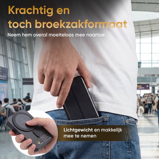 Man stopt compacte zonnepaneel powerbank in zijn broekzak. Inzet toont de powerbank in detail.
