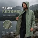 Man met groene regenjas, die de zachte fleece voering aan de binnenkant laat zien. Waterdicht, winddicht en duurzaam materiaal.