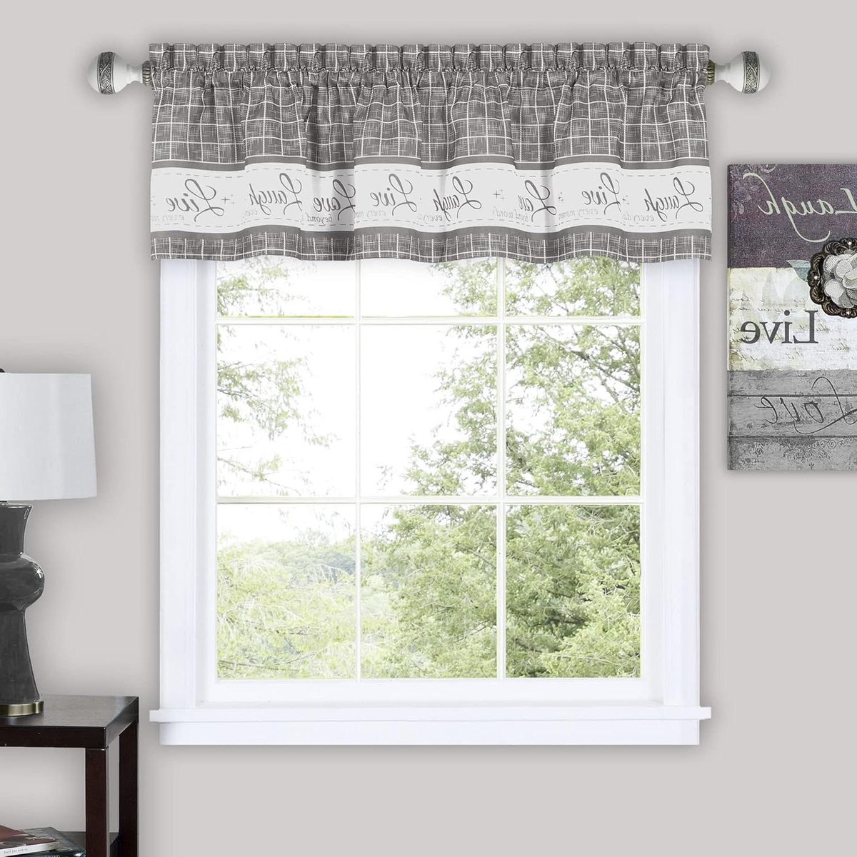 Zachte volant raamgordijnen - 143 cm breedte, 35 cm lengte - Live, Love Laugh (grijs) - kreukvrij lichtfilterende polyester gordijnen voor slaapkamer woonkamer en eetkamer door Achim Home Decor