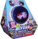 Bitzee Hamster Bal verpakking met veel pixel hamsters. Een paarse bal met een lichtgevende hamster.