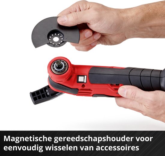 Handen wisselen een rond zaagblad op een rode en zwarte multitool met magnetische gereedschapshouder.